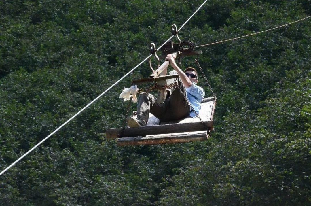 İlkel Teleferikle Metrelerce Y&uuml;kseklikte &Ouml;l&uuml;m&uuml;ne Yolculuk