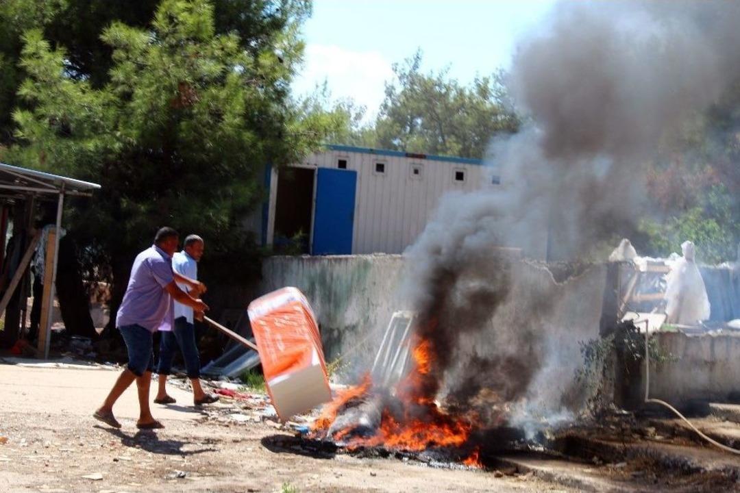 Paralarını Alamayan Hastane İnşaatı İş&ccedil;ileri, Malzemeleri Yakıp Araz&ouml;z&uuml;n Girişini Engellemeye &Ccedil;alıştı