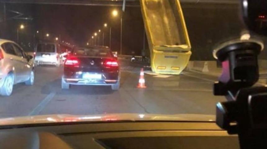 Açılan Damper Üst Geçitte Asılı Kaldı