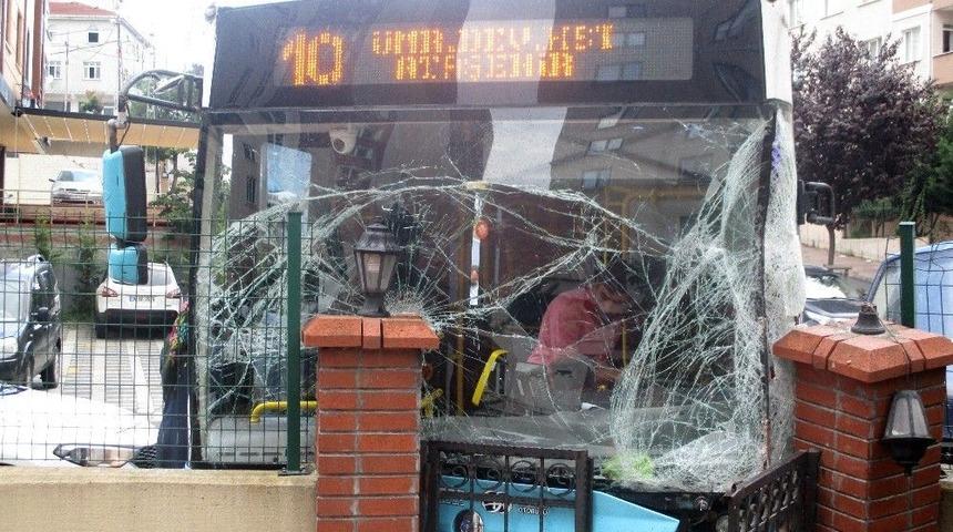 Yokuş Aşağı İnen Yolcu Otobüsü Araca Çarptı: 2 Yaralı