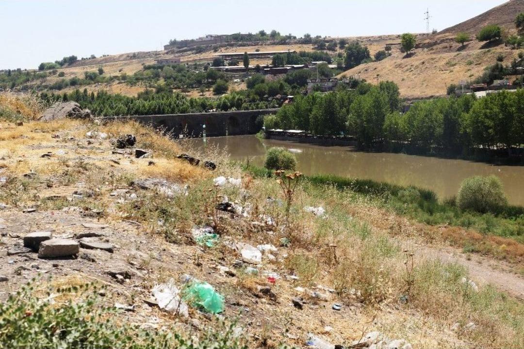 Hevsel Bah&ccedil;eleri Ve Dicle Nehri İ&ccedil;in Kirlilik Uyarısı