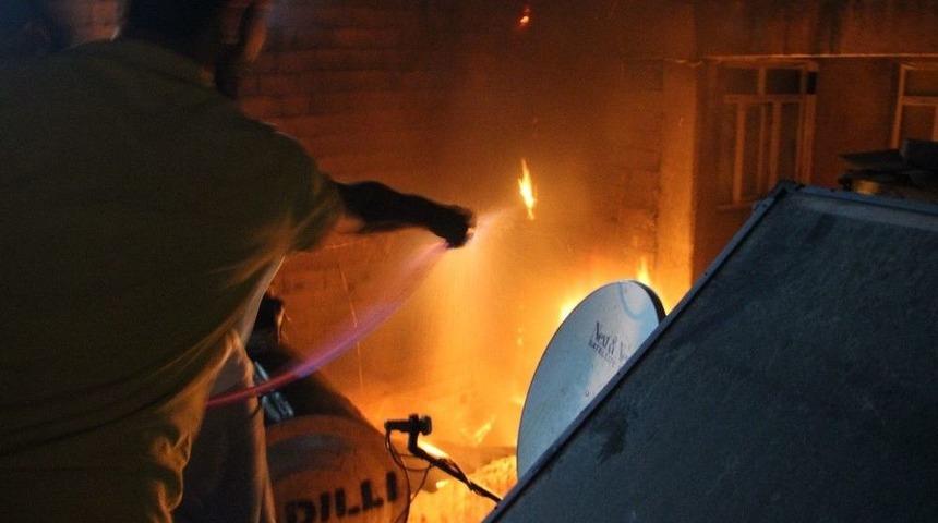 Evde &Ccedil;ıkan Yangın Paniğe Neden Oldu