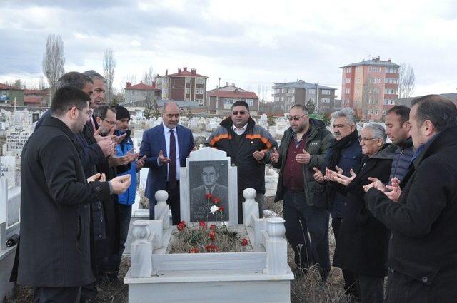 Merhum Gazeteci Öner Daşdelen Mezarı Başında Anıldı