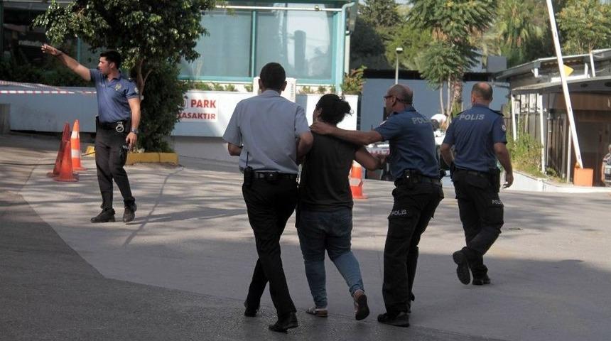 Hastane &Ouml;n&uuml;nde Ş&uuml;pheli &Ccedil;anta Ve Kadın Paniği