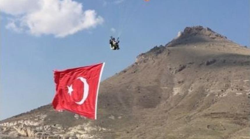 Yama&ccedil; Paraş&uuml;t&uuml;yle Mehmet&ccedil;ik İ&ccedil;in Dev T&uuml;rk Bayrağı Dalgalandırıldı