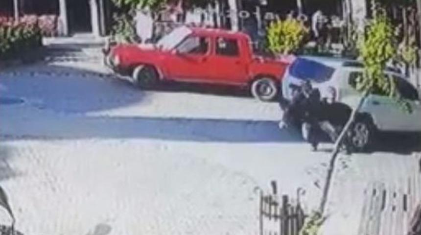 Yaşlı Vatandaş Yolun Karşısına Ge&ccedil;erken Otomobilin Altında Kaldı