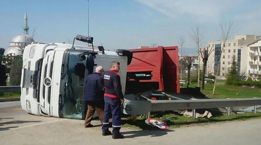 Kocaeli&rsquo;de Aşırı Y&uuml;kl&uuml; Tır Devrildi