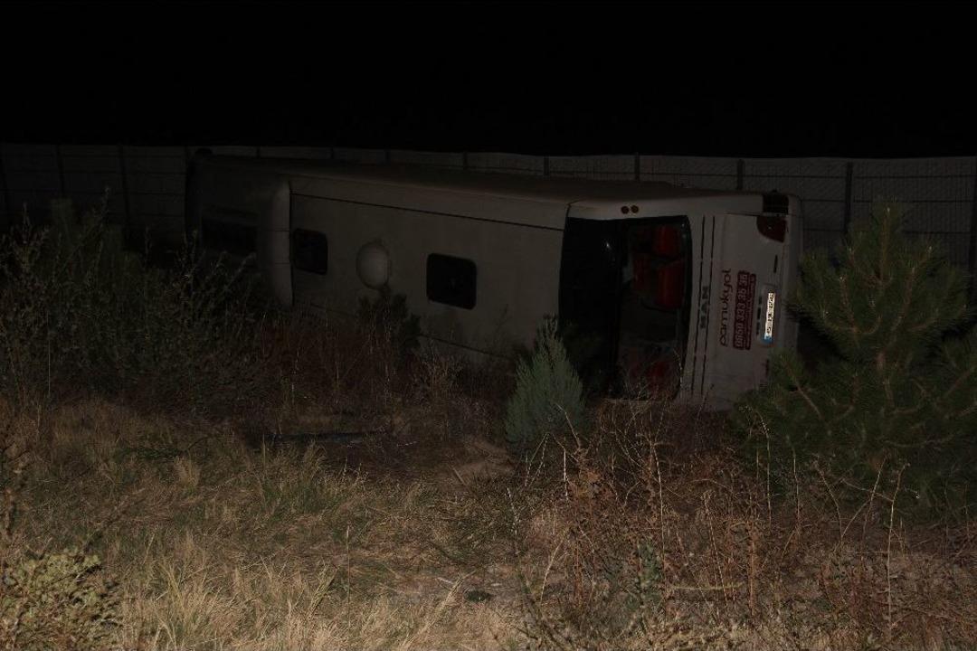 Afyonkarahisar&rsquo;da Otob&uuml;s Kaza Yaptı: 2 &Ouml;l&uuml;, 30 Yaralı