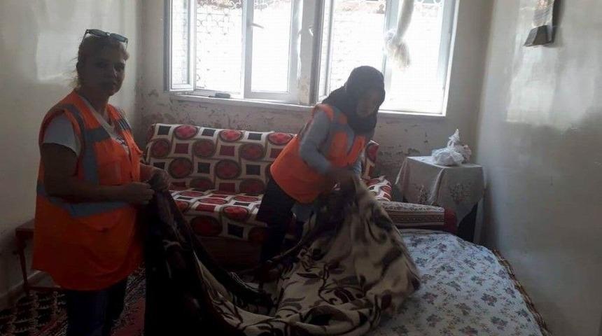 Şefkat Timi Yaşlı Ev Temizliğini Yapıyor