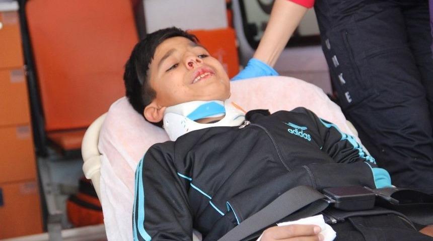 Kontrolden Çıkan Motosiklet Öğrencilerin Arasında Daldı: 2 Yaralı