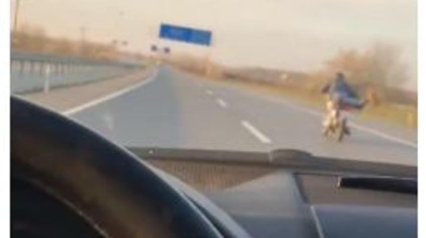 Motosiklette Y&uuml;z &Uuml;st&uuml; Yatarak Trafikte Gitti