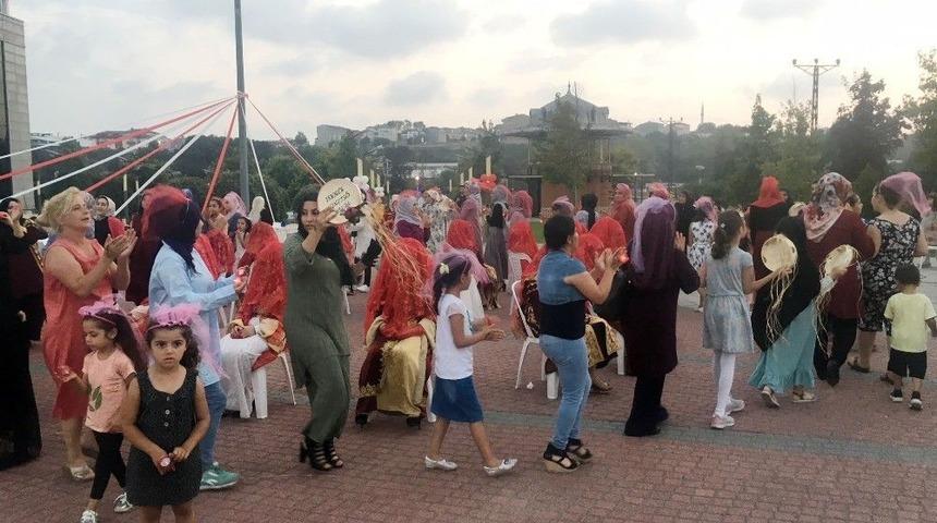Toplu Kınada Hem Eğlence Hem G&ouml;zyaşı
