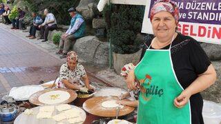 (özel) Ev Hanımları, Gözleme Satarak Futbol Takımına Destek Sağlıyor