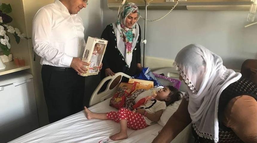 Kaymakam &Ouml;zcan, Pencereden D&uuml;şerek Yaralanan &Ccedil;ocuğu Ziyaret Etti