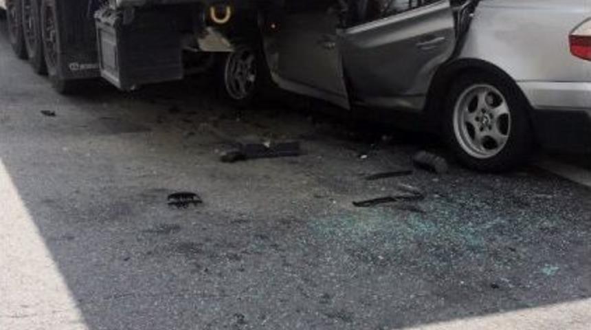 Otomobil Tıra &Ccedil;arptı: 1 &Ouml;l&uuml;, 1 Yaralı