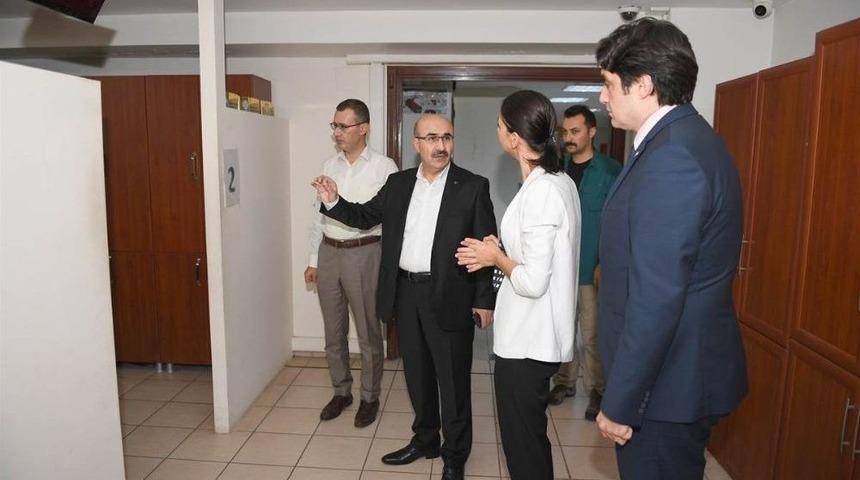 Vali Demirtaş, Sosyal Yardımlaşma Vakfı’nda İncelemelerde Bulundu