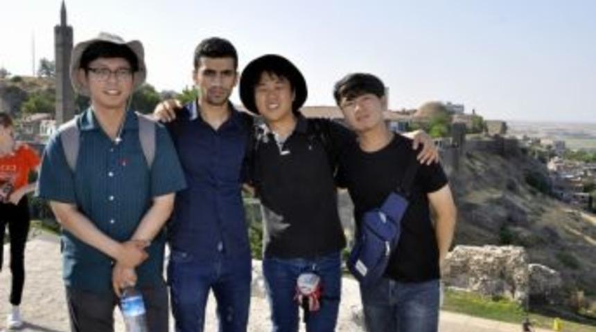 G&uuml;ney Koreli Turistler Tarihi Mekanları Gezdi