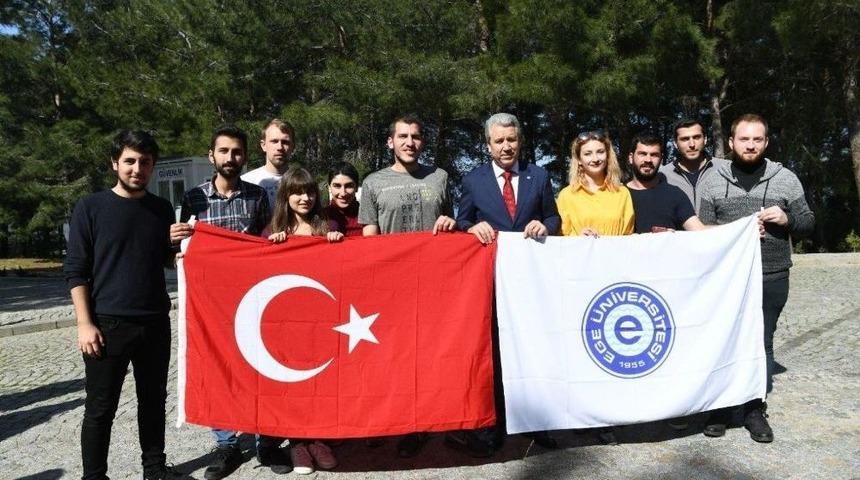 Rekt&ouml;r Budak, Egeli Gen&ccedil;lerle Birlikte &Ccedil;anakkale&rsquo;ye &Ccedil;ıkarma Yaptı