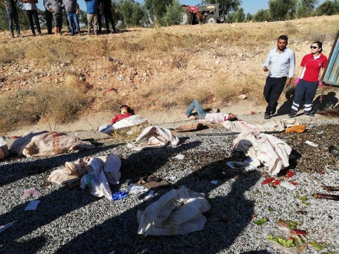 Tarım İş&ccedil;ilerini Taşıyan Kamyonet Minib&uuml;sle &Ccedil;arpıştı: 5 &Ouml;l&uuml;, 23 Yaralı