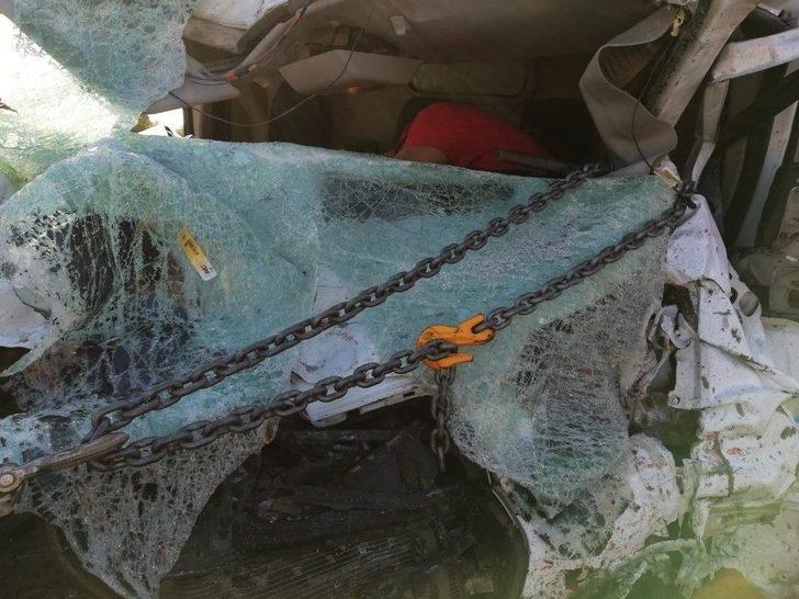 Tarım İşçilerini Taşıyan Kamyonet Minibüsle Çarpıştı: 5 Ölü, 23 Yaralı G1