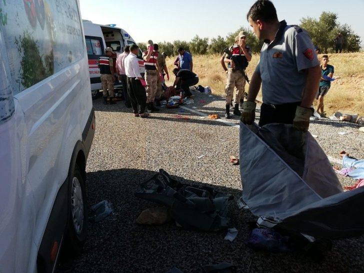 Tarım İşçilerini Taşıyan Kamyonet Minibüsle Çarpıştı: 5 Ölü, 23 Yaralı G3