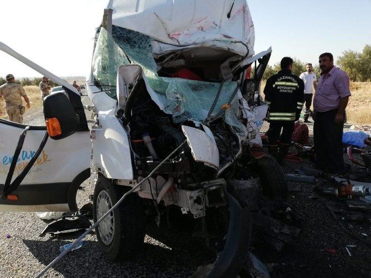 Tarım İşçilerini Taşıyan Kamyonet Minibüsle Çarpıştı: 5 Ölü, 23 Yaralı G4