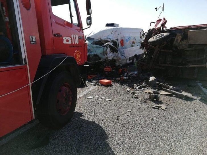 Tarım İşçilerini Taşıyan Kamyonet Minibüsle Çarpıştı: 5 Ölü, 23 Yaralı G5