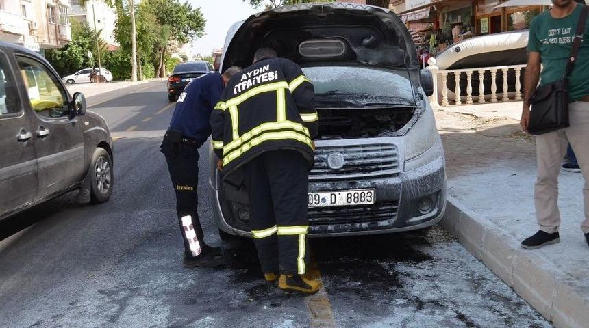 Didim&rsquo;de Park Halindeki Ara&ccedil; Alev Aldı