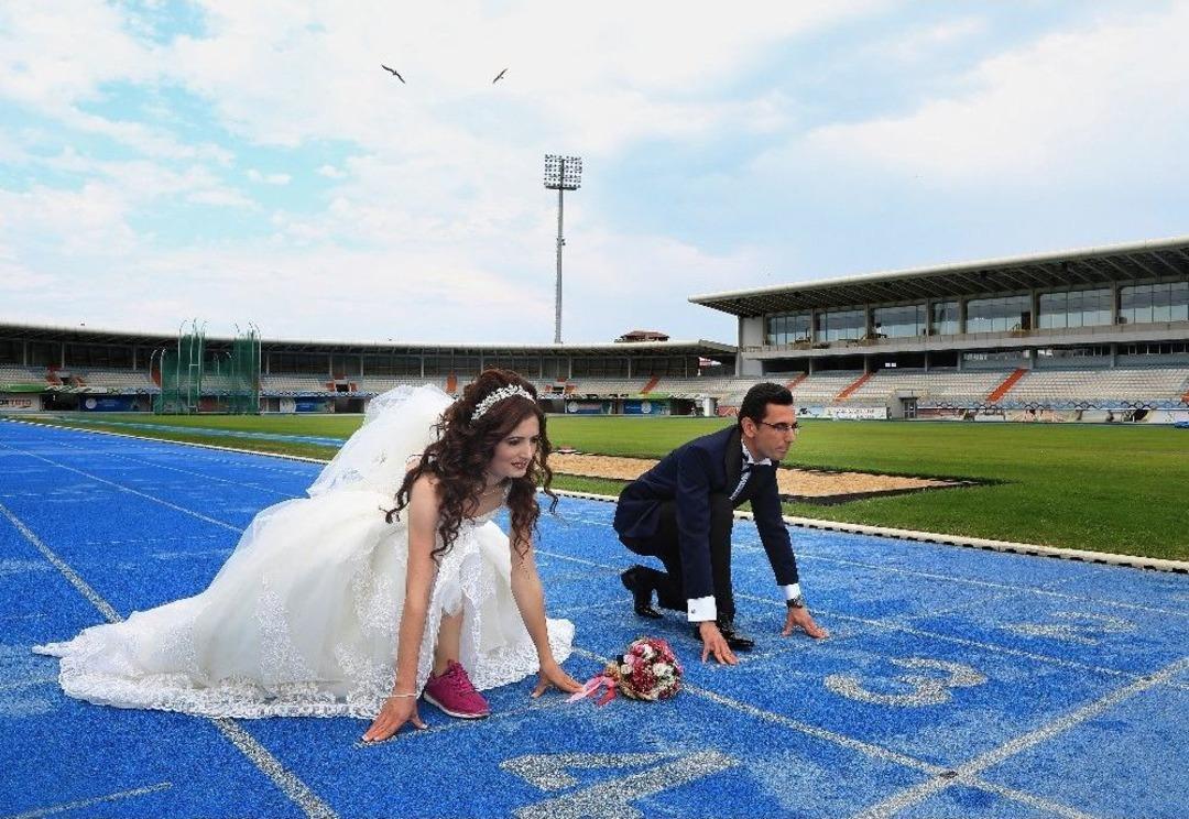 D&uuml;ğ&uuml;n Fotoğraflarını Aşklarının Başladığı Atletizm Sahasında Koşarak &Ccedil;ektirdiler