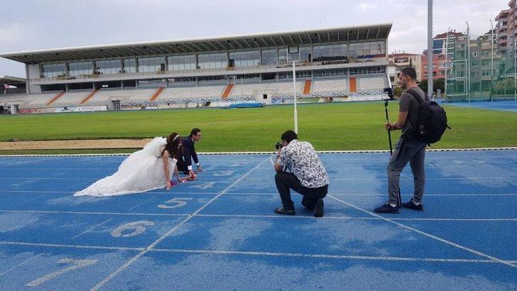 Düğün Fotoğraflarını Aşklarının Başladığı Atletizm Sahasında Koşarak Çektirdiler G3