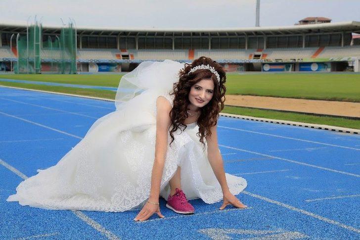 Düğün Fotoğraflarını Aşklarının Başladığı Atletizm Sahasında Koşarak Çektirdiler G2