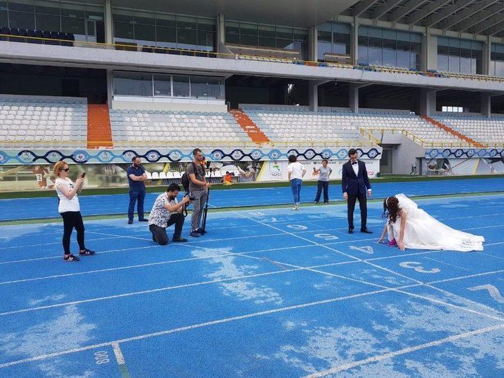 Düğün Fotoğraflarını Aşklarının Başladığı Atletizm Sahasında Koşarak Çektirdiler G4