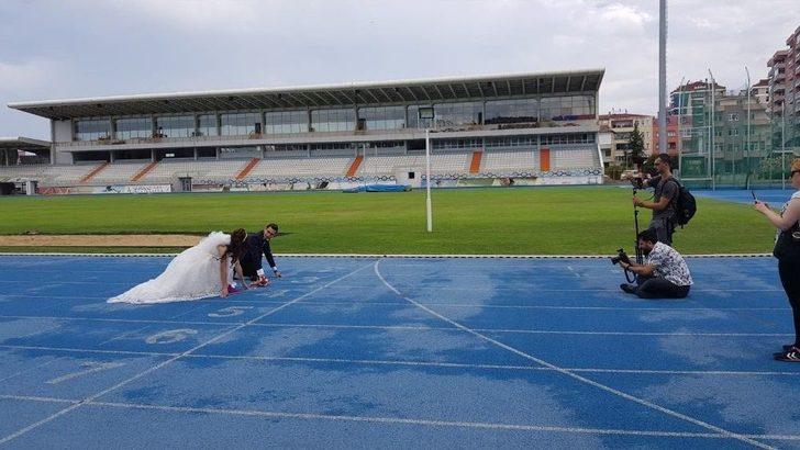 Düğün Fotoğraflarını Aşklarının Başladığı Atletizm Sahasında Koşarak Çektirdiler G5
