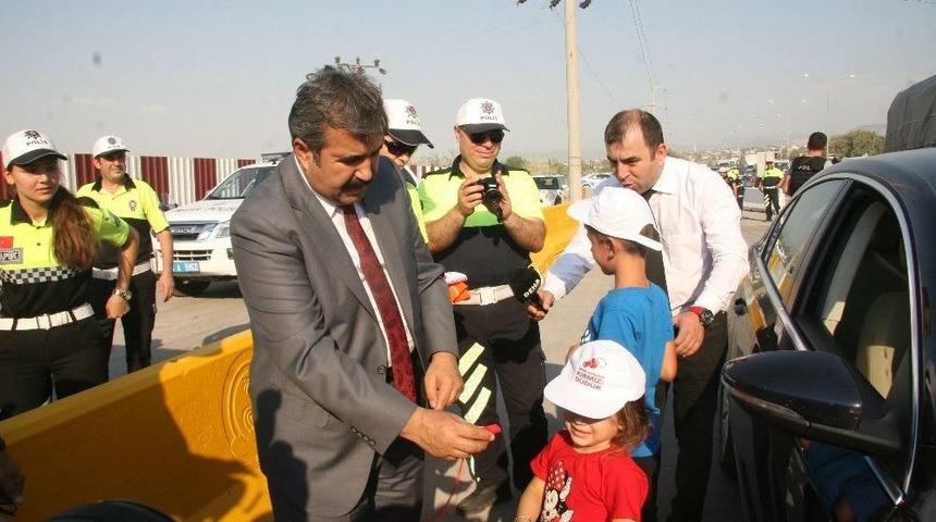 Denizli Emniyet M&uuml;d&uuml;r&uuml; Demir, &Ccedil;ocuklara D&uuml;d&uuml;k, Şapka Ve Tiş&ouml;rt Hediye Etti