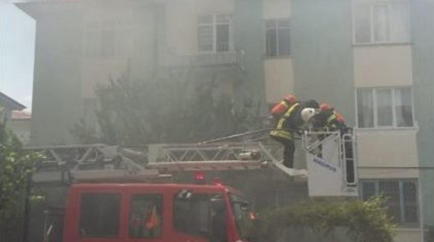 3 Katlı Binanın &Ccedil;atısı Alevlere Teslim Oldu