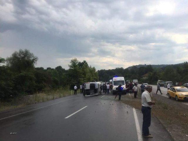 Yolcu Minib&uuml;s&uuml; Devrildi: 10 Yaralı 1