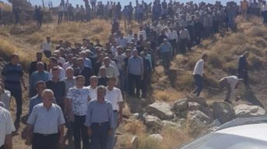 Van&rsquo;daki Feci Kazada Hayatını Kaybeden 3 Kişi Hakkari&rsquo;de Toprağa Verildi