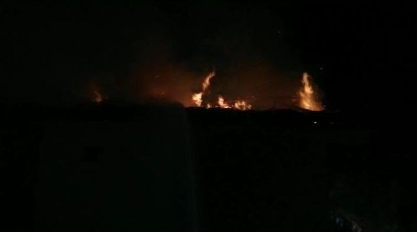 İki Katlı Evin Çatı Katında Çıkan Yangın Korkuttu