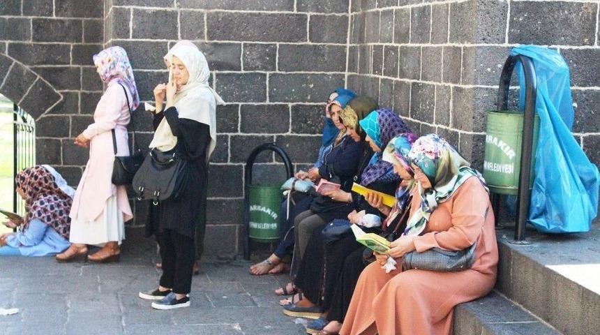 Ter&ouml;r&uuml;n İzleri Silindi, Ziyaret&ccedil;i Akınına Uğruyor