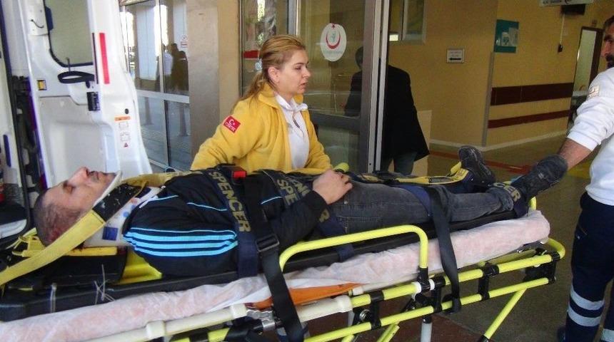 Motosiklet Hafif Ticari Araca &Ccedil;arptı: 1 Yaralı