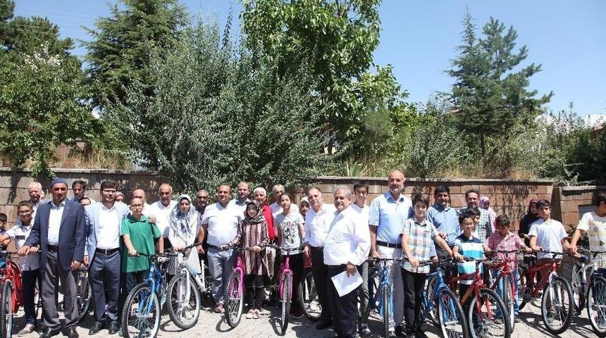 Başarılı &Ouml;ğrenciler Bisikletle &Ouml;d&uuml;llendirildi