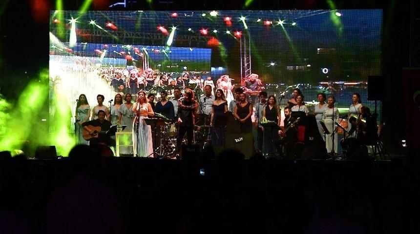 İzmir&rsquo;den Barış Şarkıları Yankılandı