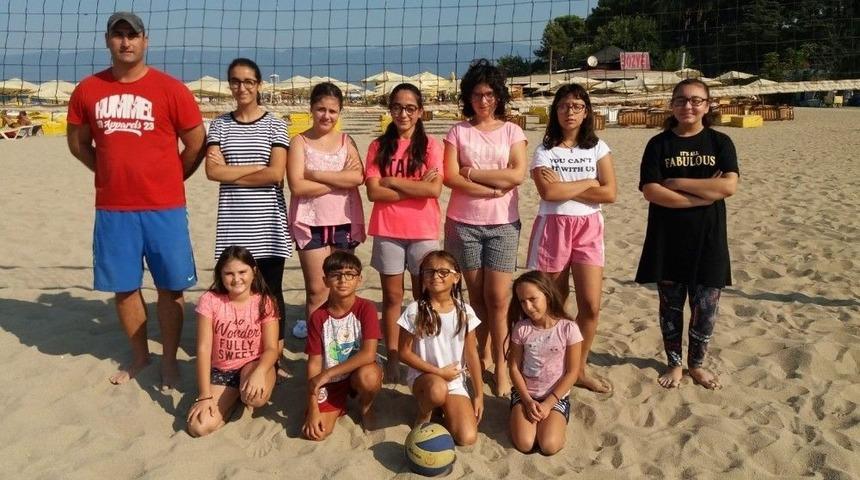Burhaniye&rsquo;de Plajda Voleyyol Kursu