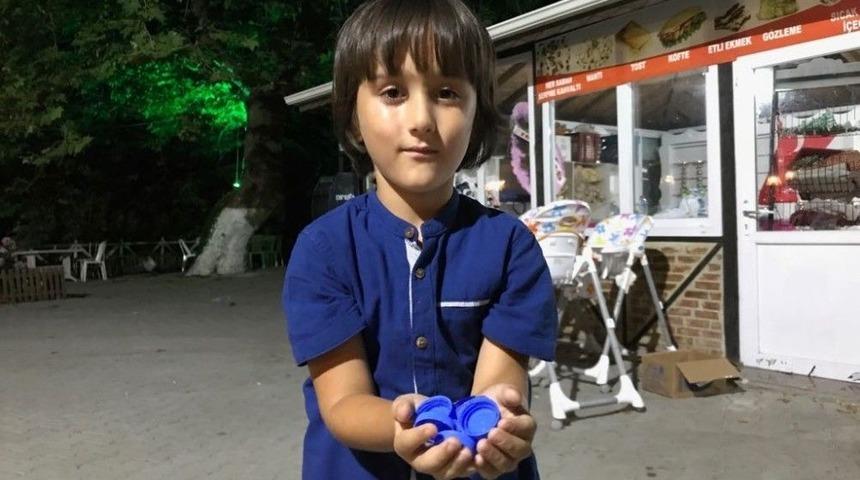 5 Yaşındaki &Ccedil;ocuk, Engelliler İ&ccedil;in Mavi Kapak Topluyor