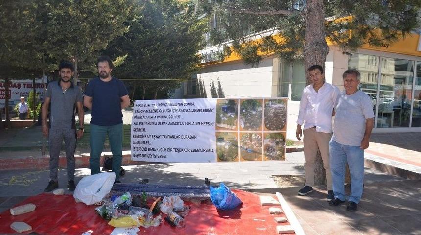 En İlgin&ccedil; Sergi: Topladıkları &Ccedil;&ouml;pleri Şehrin Ortasında Sergilediler