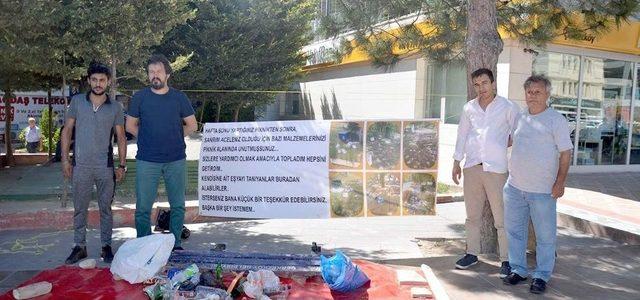 En İlginç Sergi: Topladıkları Çöpleri Şehrin Ortasında Sergilediler