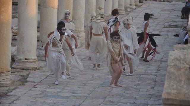 Tripolis’te Sanatçılar Danslarla Kuşları Canlandırdı