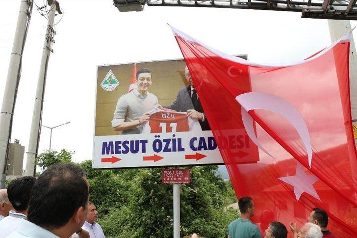 Özil’in Cumhurbaşkanı Erdoğanlı Tabelasına Törenli Açılış G3