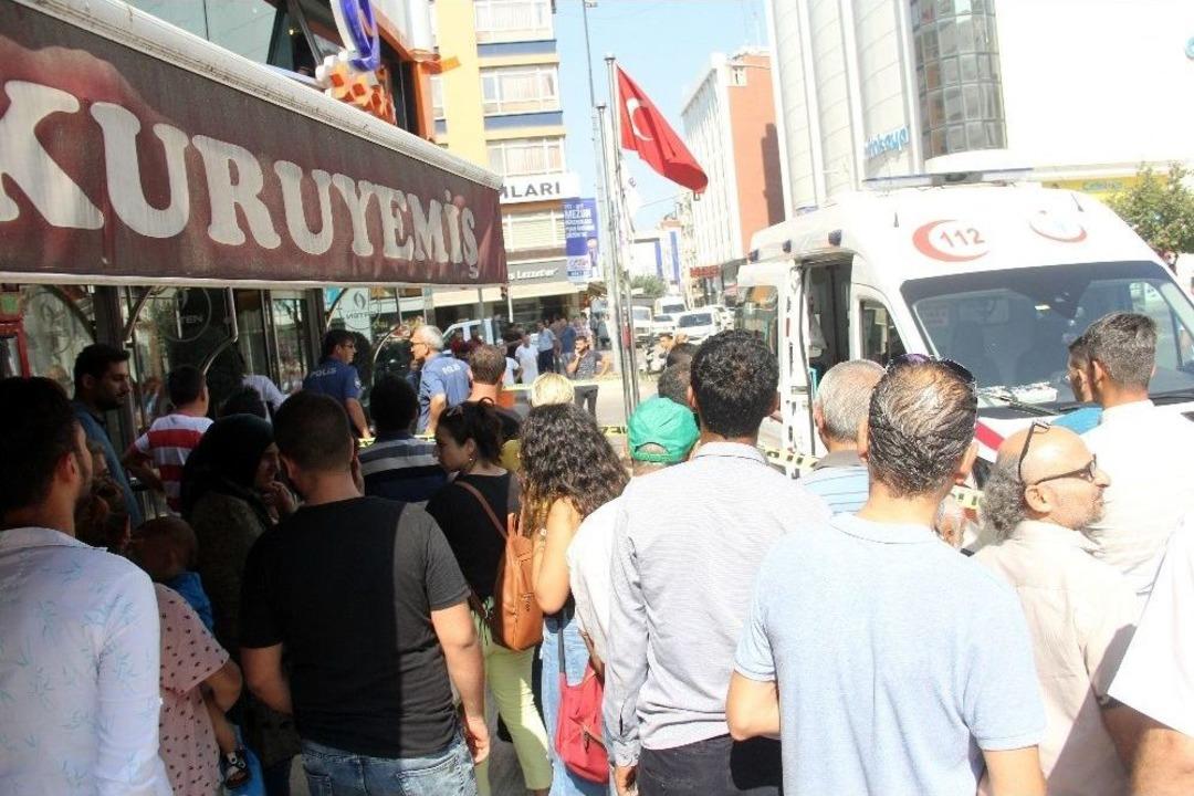 &Ccedil;arşaflı &Ouml;nleme Rağmen Meyve Suyu İ&ccedil;ip Simit Yiyerek İzledi