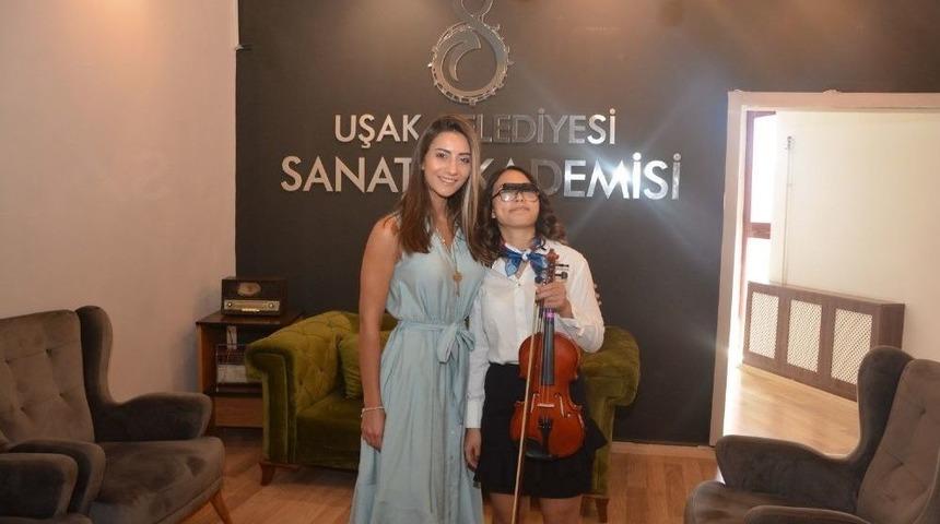 Uşaklı G&ouml;rme Engelli Gencin Sanat Azmi